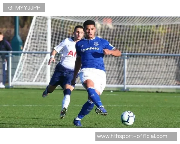 英格兰队今日训练迎来U20小将莱西塞缪尔坎贝尔三位新星加入