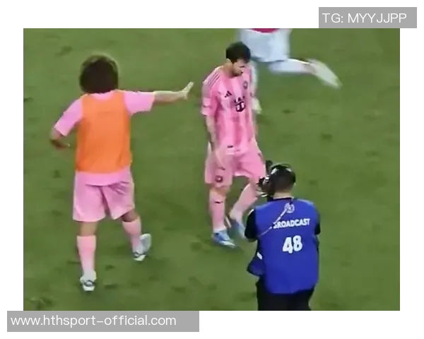 梅西怒斥裁判任意球争议现场频繁摆球与手势互动引发热议